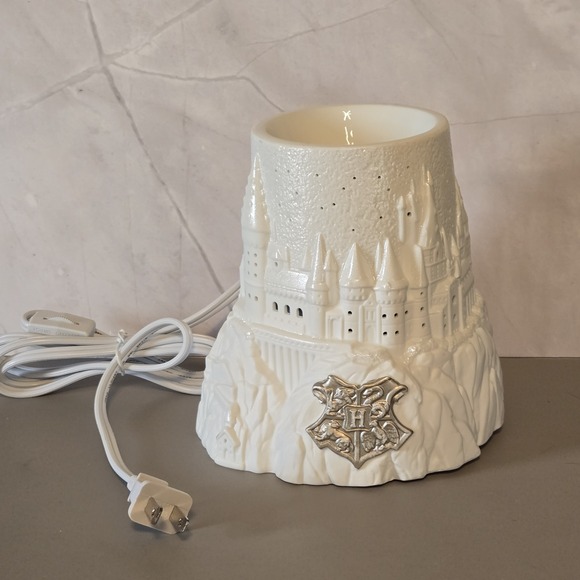 New in box. Scentsy Harry Potter Christmas at Hogwarts Full Size Wax warmer,